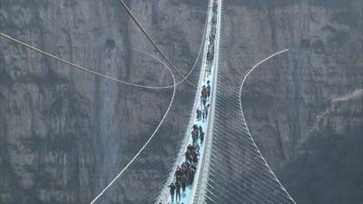    خبر ازدحام چینی‌ها برای بازدید از طولانی‌ترین پل شیشه‌ای جهان 