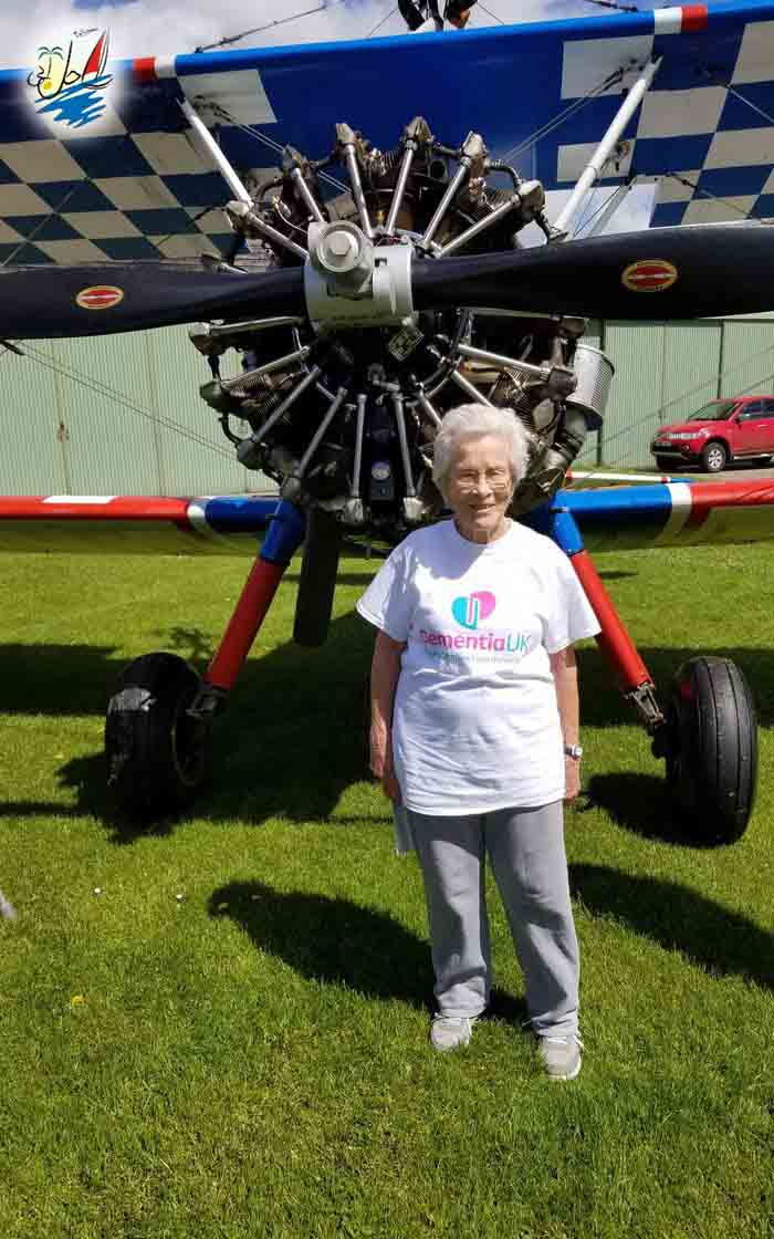    خبر زن 91 ساله ای سوار بر هواپیمای دوبال